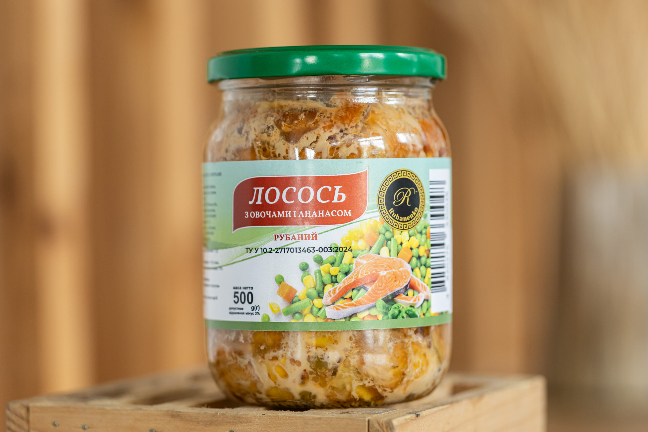 Лосось з овочами і ананасом у власному соку 500г