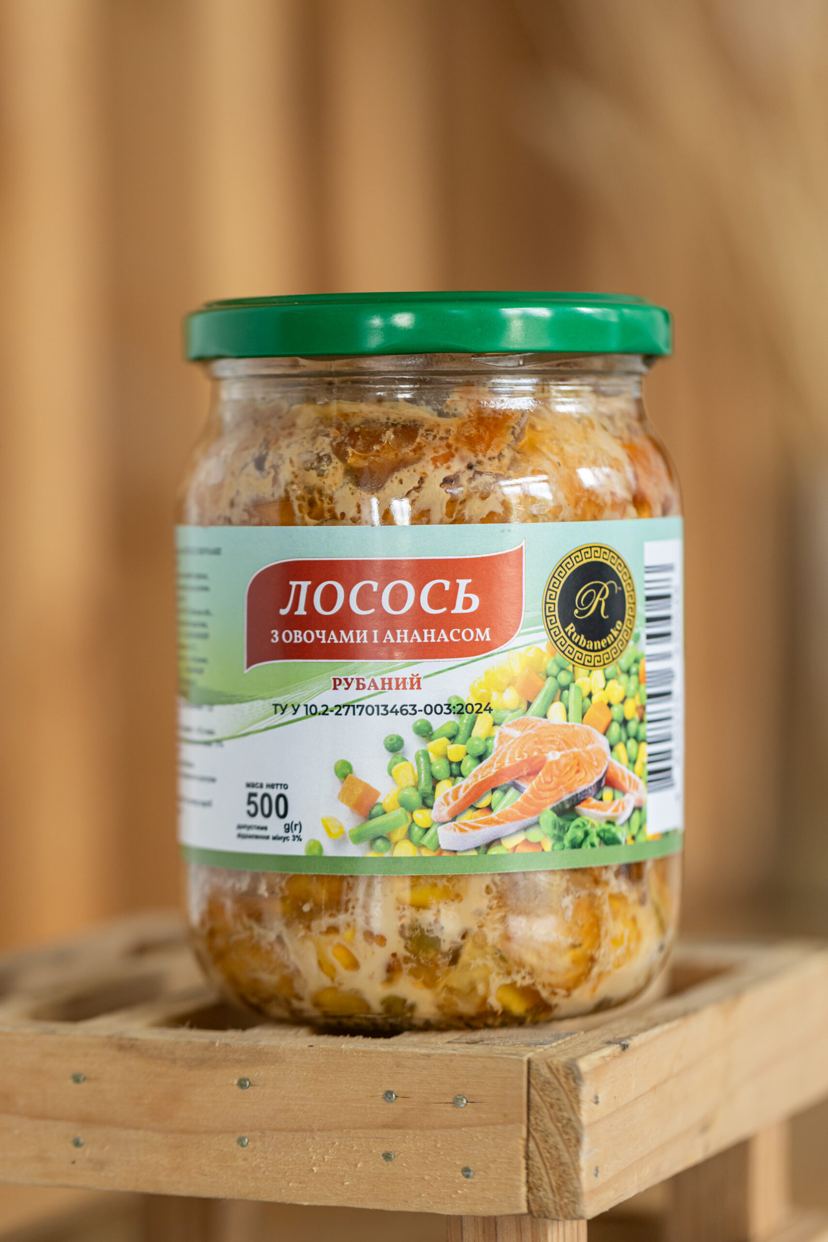 Лосось з овочами і ананасом у власному соку 500г